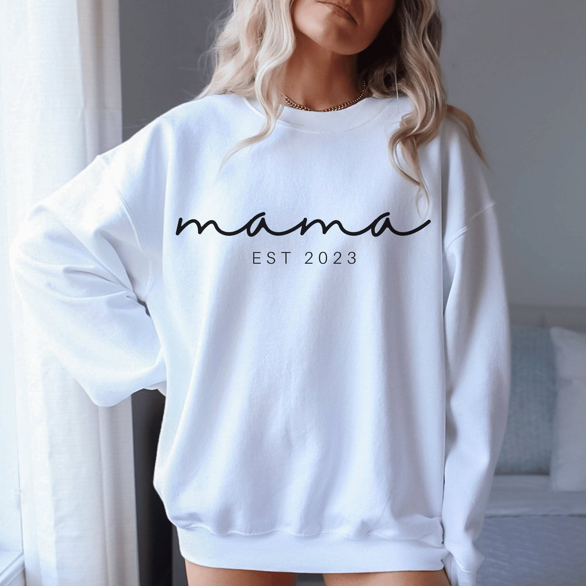 Sweat-shirt personnalisé « Mama Est » avec le nom de l'enfant sur la manche, cadeau de fête des mères, cadeau pour une nouvelle maman