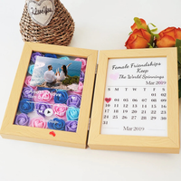 Nieuw gepersonaliseerd frame met muzikale bloemen en jubileumcadeaus
