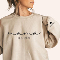 Sweat-shirt personnalisé « Mama Est » avec le nom de l'enfant sur la manche, cadeau de fête des mères, cadeau pour une nouvelle maman
