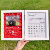 Nieuw gepersonaliseerd frame met muzikale bloemen en jubileumcadeaus