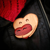 Broche en bois « Loving Hearts » avec motif incrusté