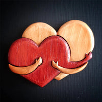 Broche en bois « Loving Hearts » avec motif incrusté