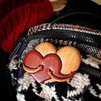 Broche en bois « Loving Hearts » avec motif incrusté