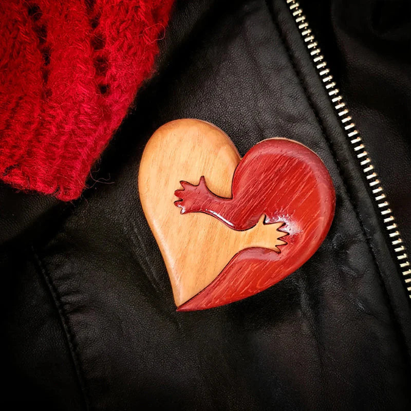 Broche en bois « Loving Hearts » avec motif incrusté