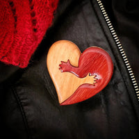 Broche en bois « Loving Hearts » avec motif incrusté