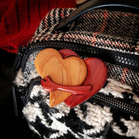Broche en bois « Loving Hearts » avec motif incrusté