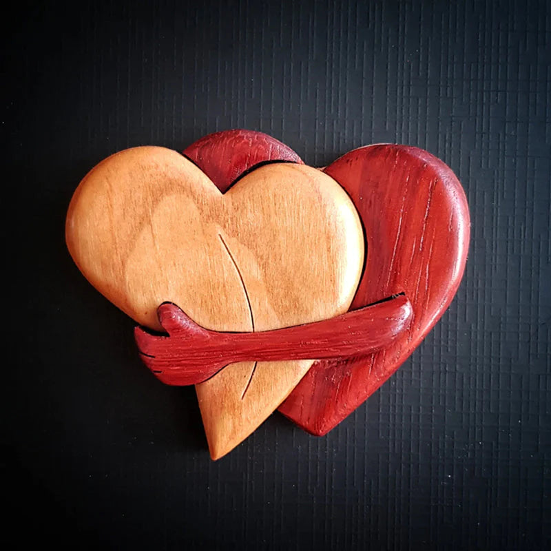 Broche en bois « Loving Hearts » avec motif incrusté