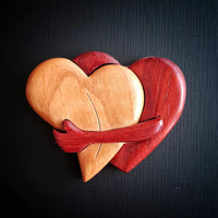 Broche en bois « Loving Hearts » avec motif incrusté