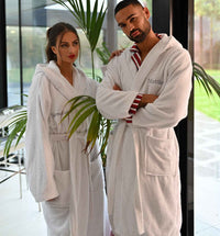 Gepersonaliseerde luxe badjassen met capuchon van Mr & Mrs