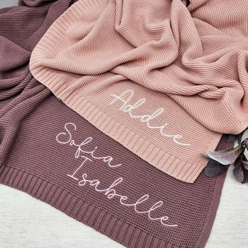 Gepersonaliseerde babydeken, geborduurde naam, kinderwagendeken, cadeau voor pasgeboren baby, zachte, ademende katoenen gebreide babydeken, babyshowercadeau