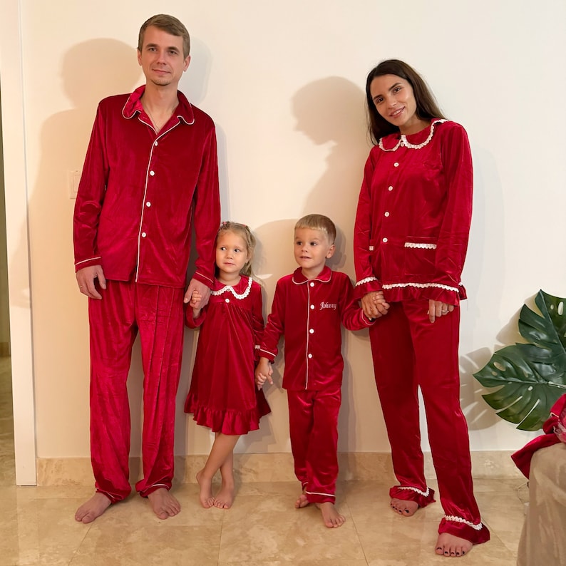 Gepersonaliseerde kerstpyjama's voor het hele gezin - op maat gemaakte rode fluwelen pyjama's