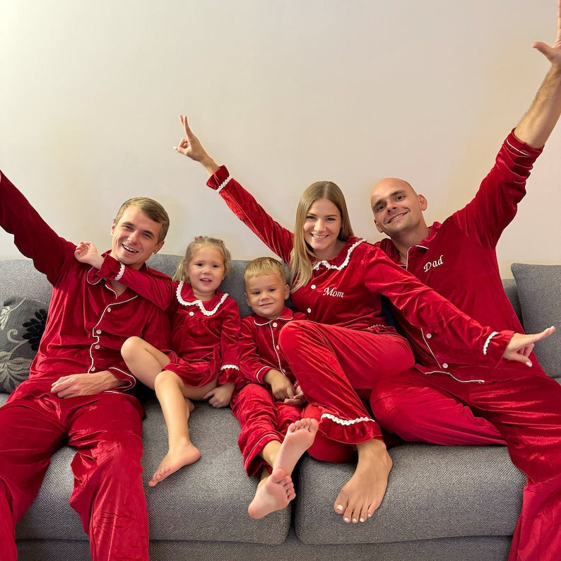 Gepersonaliseerde kerstpyjama's voor het hele gezin - op maat gemaakte rode fluwelen pyjama's