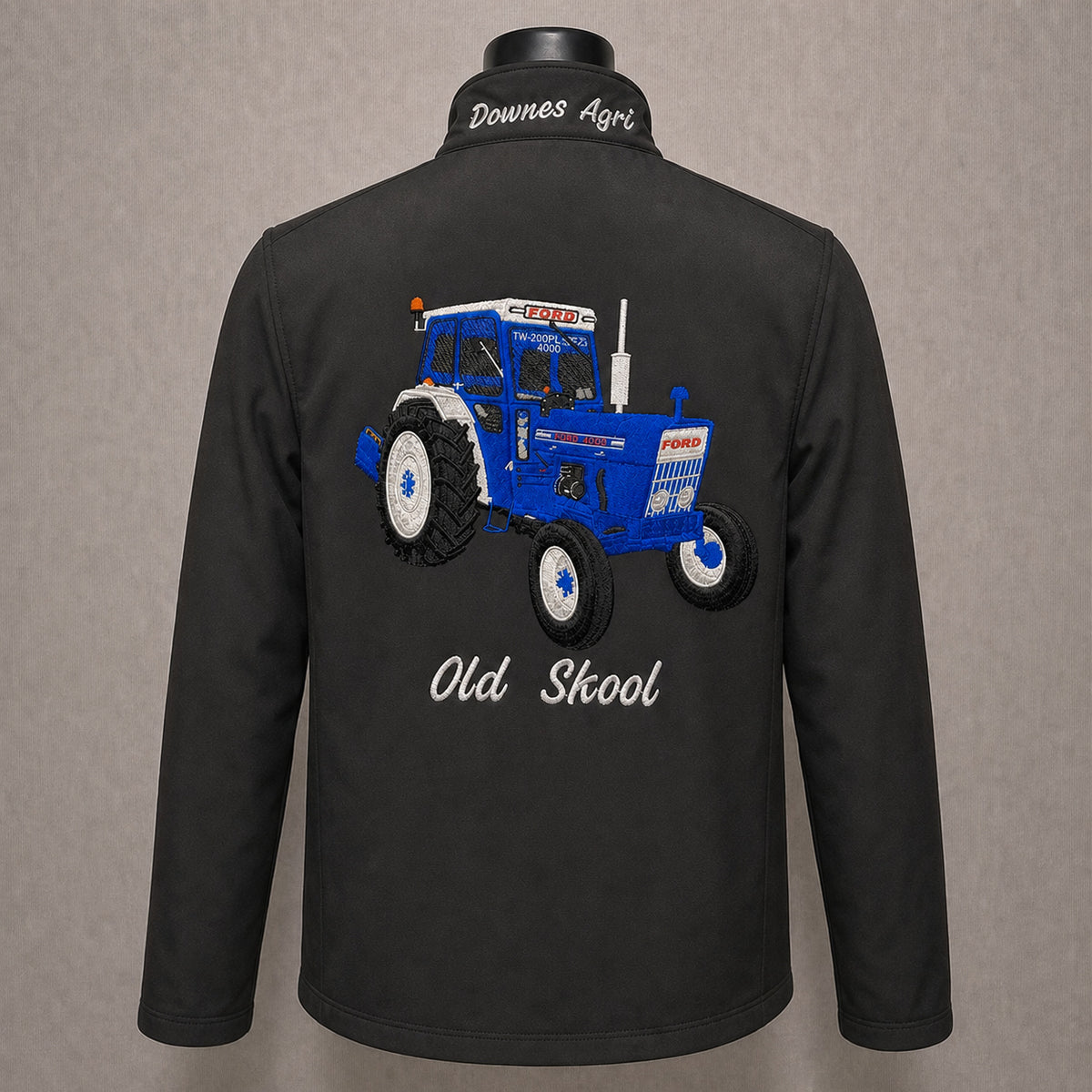 Bestickte Softshell-Jacke mit individuellem Traktorenmotiv - personalisiertes Traktoren-Design & individueller Text