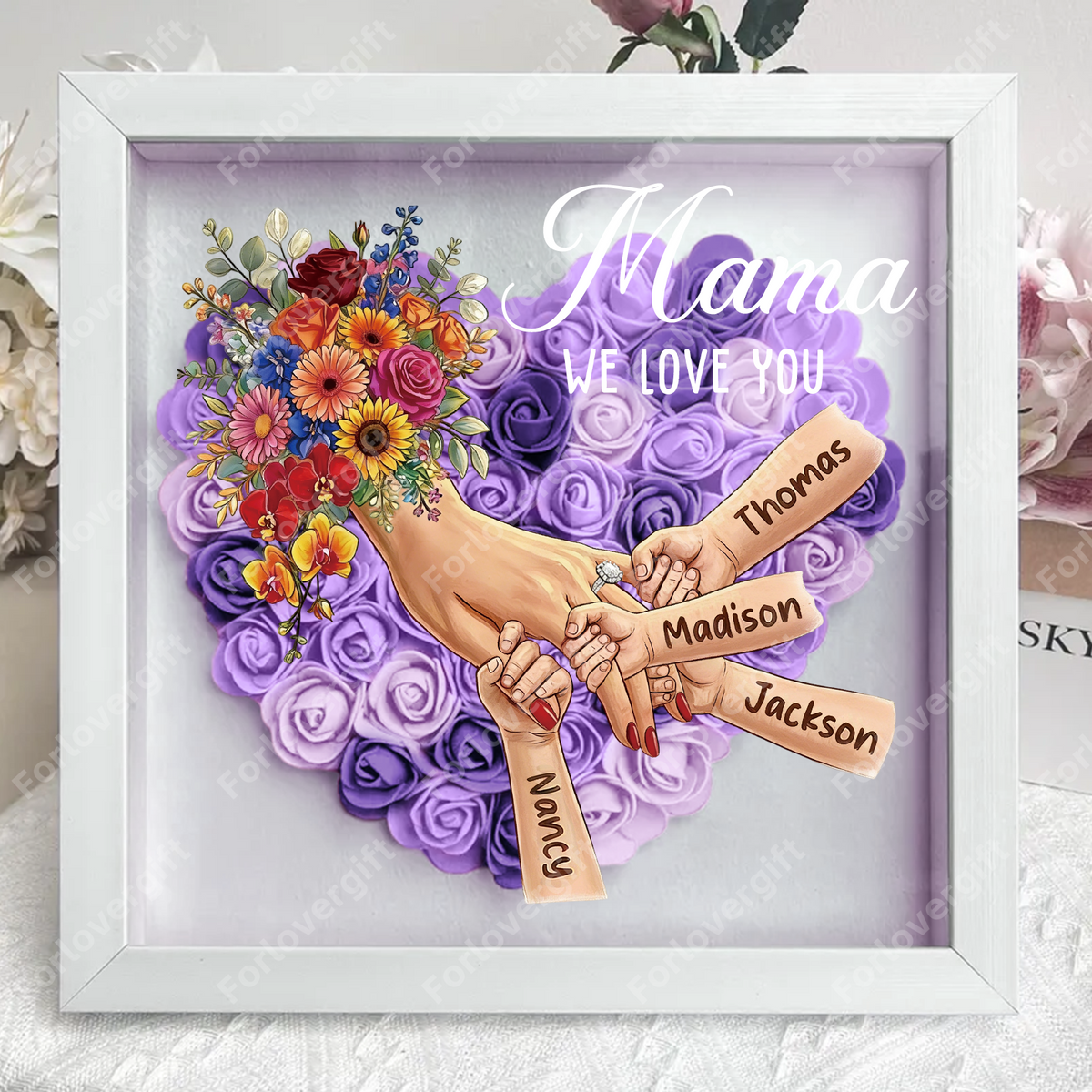 (LED-Schattenbox) Mama hält Händchen – Individuell gestaltbarer Rahmen mit Kindernamen, Blumenherz und Beleuchtung – Geschenkidee zum Muttertag für Mama und Oma