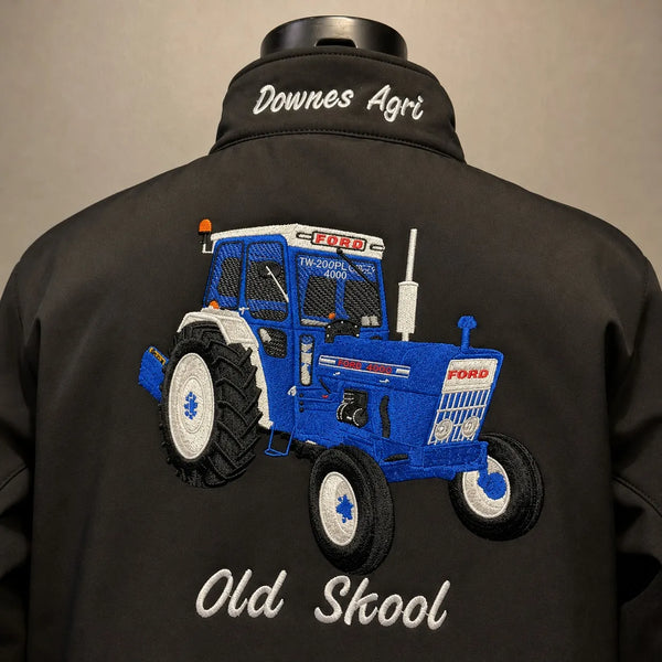 Bestickte Softshell-Jacke mit individuellem Traktorenmotiv - personalisiertes Traktoren-Design & individueller Text