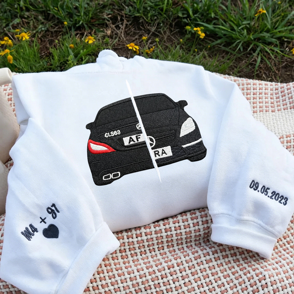 Individuelles Autofoto auf den Hoodie gestickt – Bestickter Auto-Hoodie für Autoliebhaber