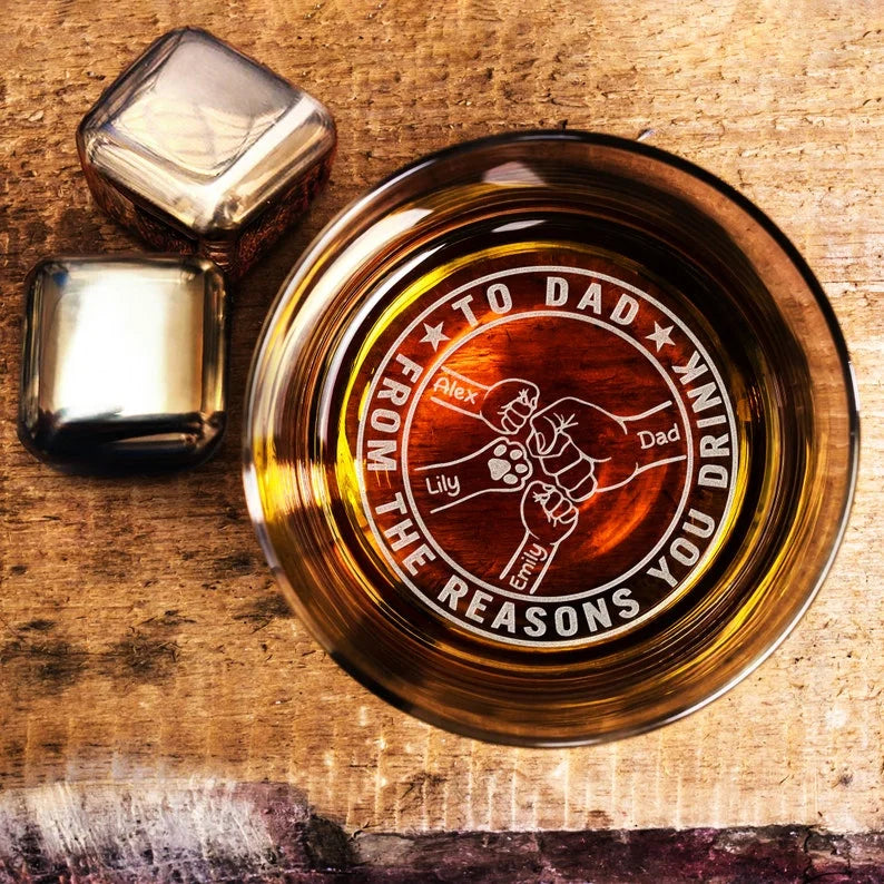 Personalisieren Sie ein Vatertagsgeschenk für Papa mit einem Fauststoß und einem benutzerdefinierten Nachnamen, der auf den Boden eines Whiskyglases graviert ist