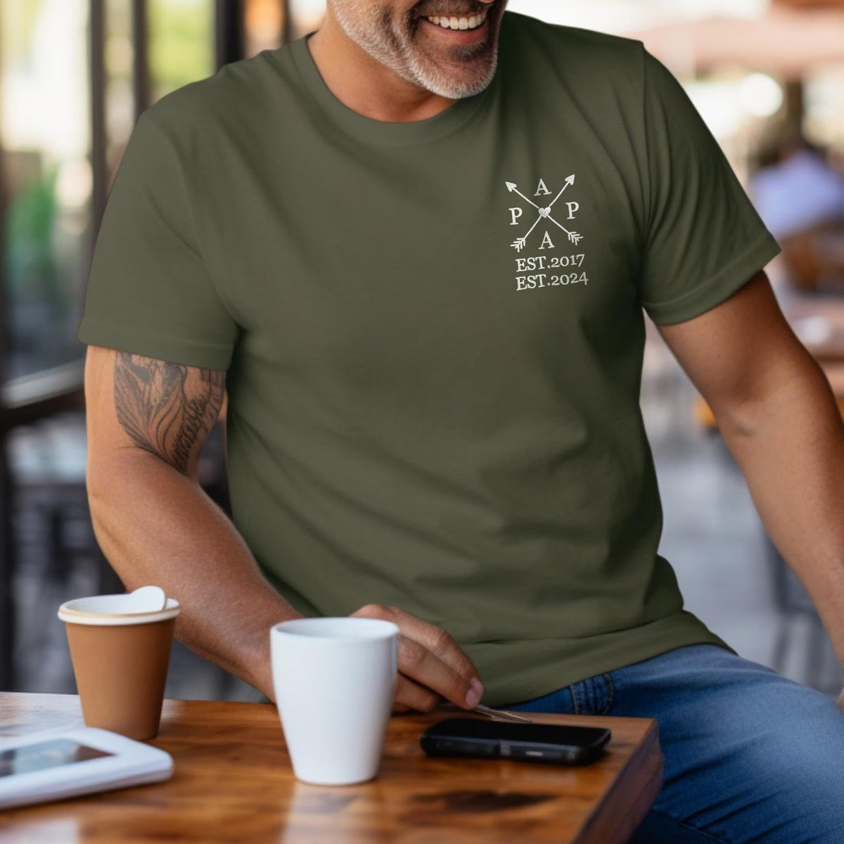 Gepersonaliseerd T-shirt voor papa met de naam van het kind en het geboortejaar – pijlontwerp (aanpasbaar)