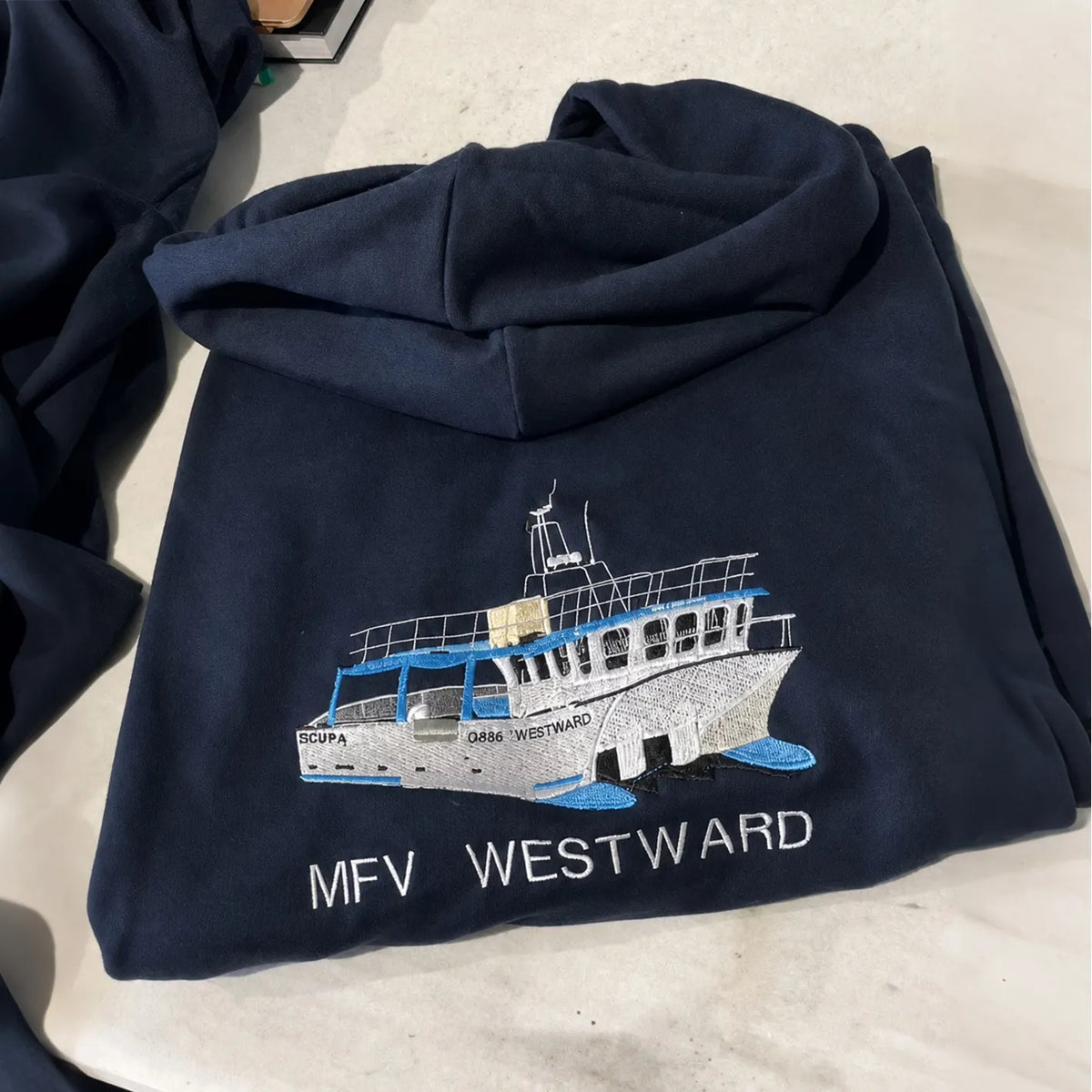 Bestickter Hoodie mit individuellem Bootsbild - personalisierter Hoodie für Bootsbesitzer & Kapitäne