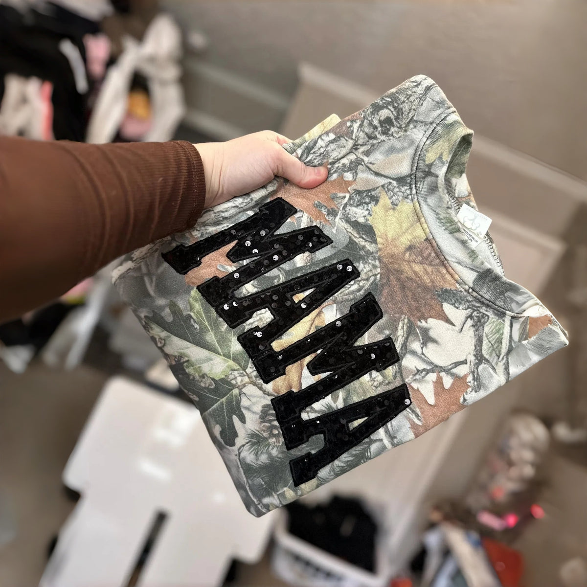 Personalisiertes Pailletten-Sweatshirt MAMA mit Glitzerbuchstaben im Vintage-Stil – das perfekte Muttertagsgeschenk für Mama