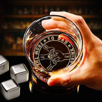 Personalisieren Sie ein Vatertagsgeschenk für Papa mit einem Fauststoß und einem benutzerdefinierten Nachnamen, der auf den Boden eines Whiskyglases graviert ist