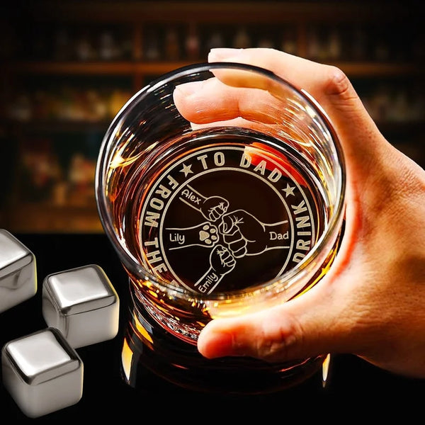 Personalisieren Sie ein Vatertagsgeschenk für Papa mit einem Fauststoß und einem benutzerdefinierten Nachnamen, der auf den Boden eines Whiskyglases graviert ist