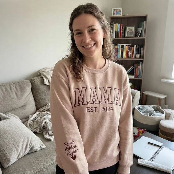 Individuell besticktes Mama-Sweatshirt mit dem Namen des Kindes auf den Ärmeln
