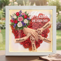 Personalisierte Erinnerungsbox „Mama hält Händchen“ mit weißen Rosen und Nelken – Individuell gestalteter Rahmen zum Muttertag, Geschenk in liebevoller Erinnerung