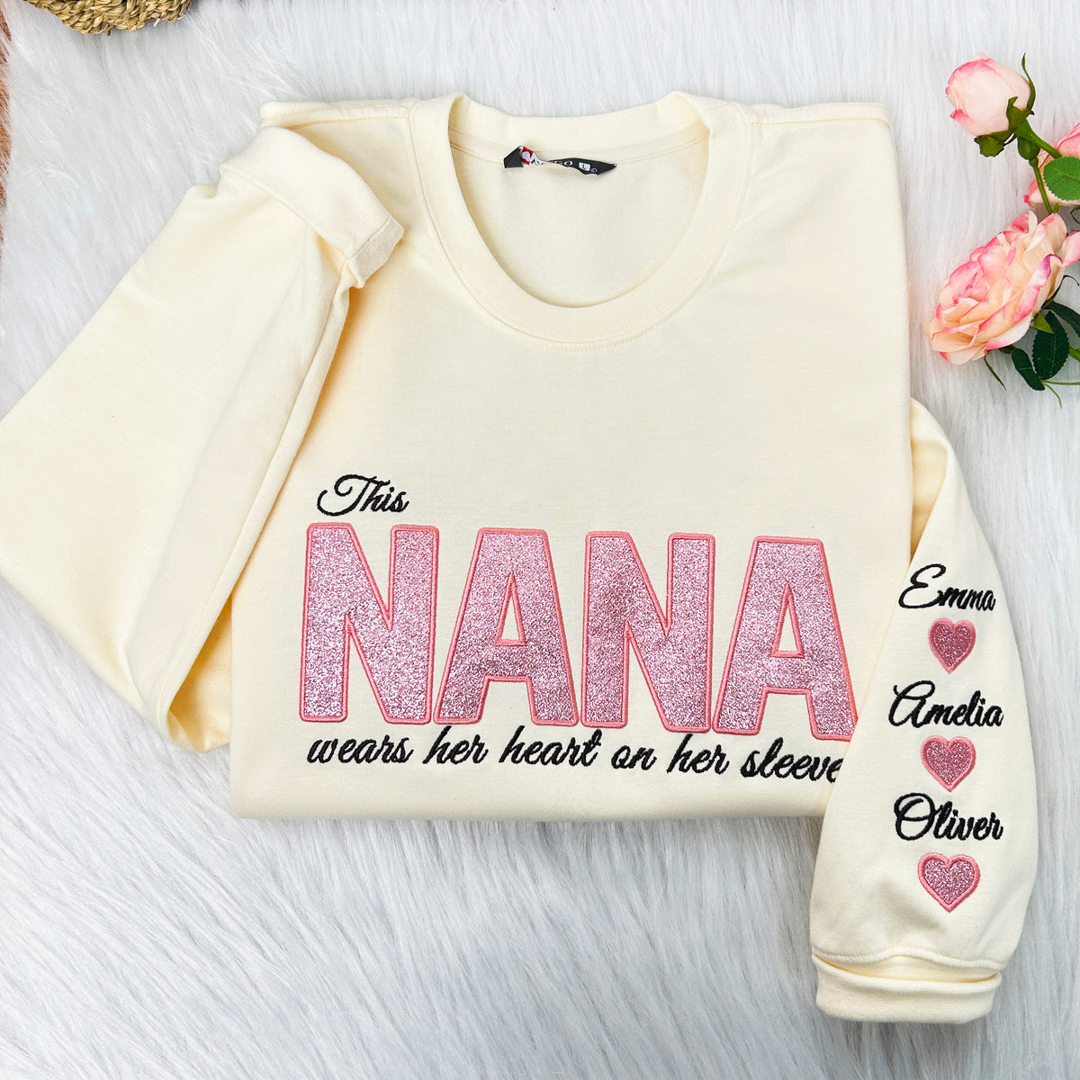 Mama trägt ihr Herz auf dem Ärmel – Individuell besticktes T-Shirt, Pailletten-Sweatshirt – Geschenk für Mama und Oma