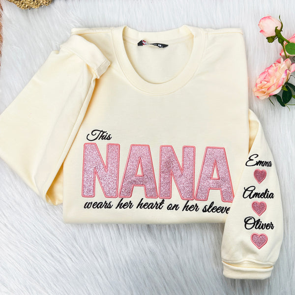 Mama trägt ihr Herz auf dem Ärmel – Individuell besticktes T-Shirt, Pailletten-Sweatshirt – Geschenk für Mama und Oma