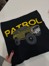 Bestickter, personalisierter Auto-Hoodie und T-Shirt mit deinem eigenen Fahrzeug – Geschenkidee für Autoliebhaber