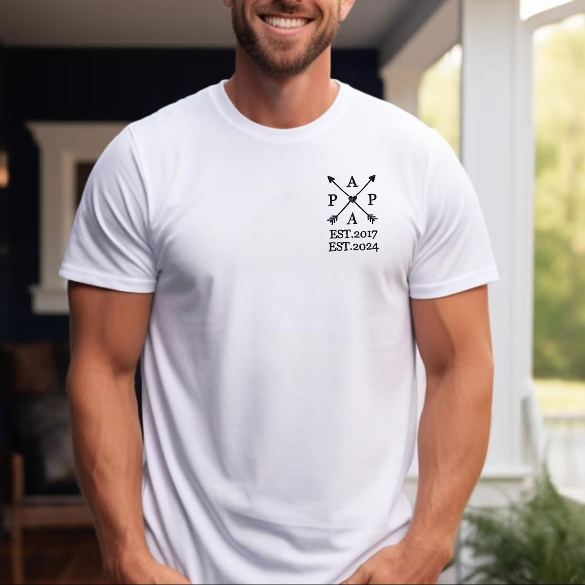 Gepersonaliseerd T-shirt voor papa met de naam van het kind en het geboortejaar – pijlontwerp (aanpasbaar)