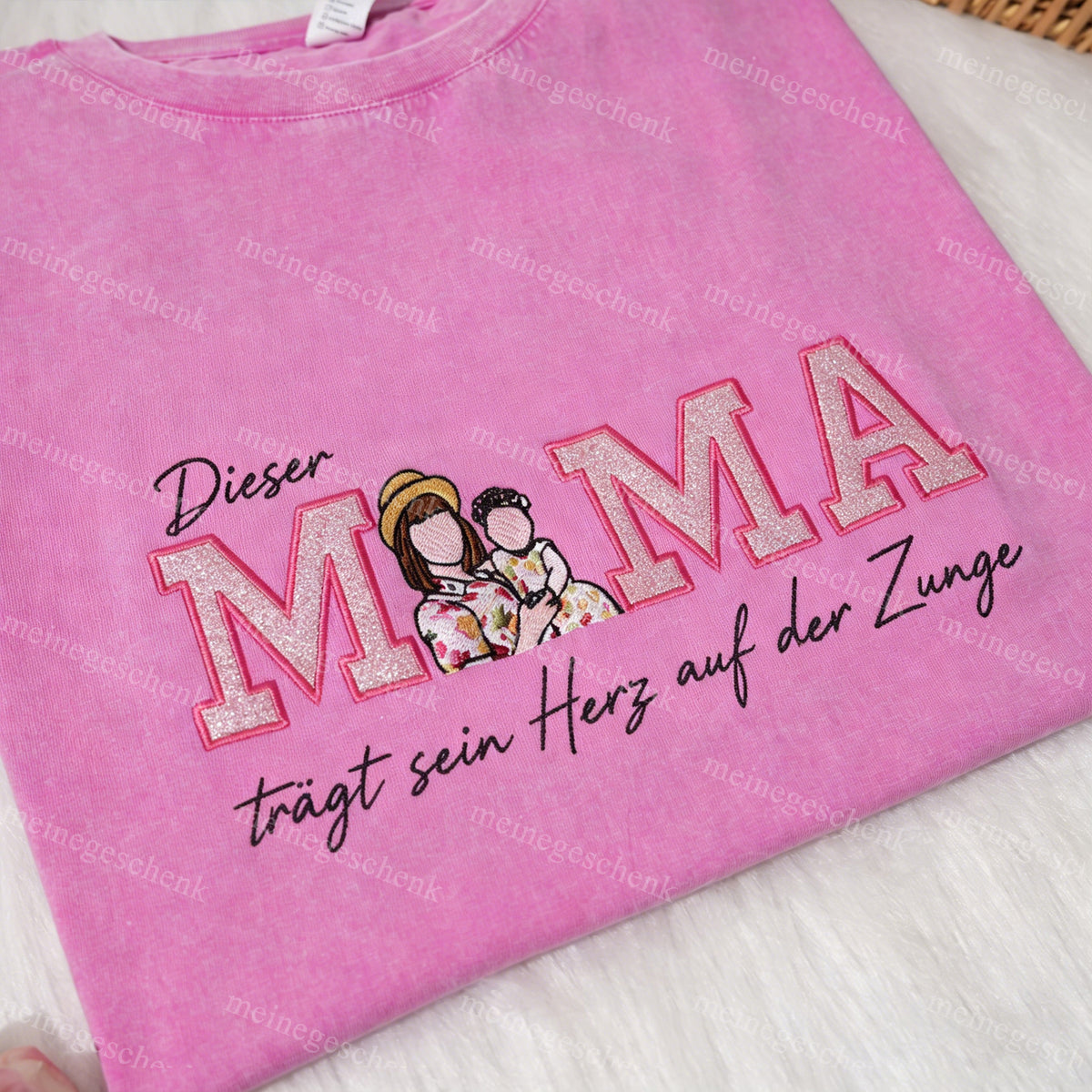 Diese Mama trägt ihr Herz auf der Zunge, Personalisiertes Mama Kinder Porträt Glitzerstickerei Waschungs T-Shirt