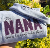 Mama trägt ihr Herz auf dem Ärmel – Individuell besticktes T-Shirt, Pailletten-Sweatshirt – Geschenk für Mama und Oma