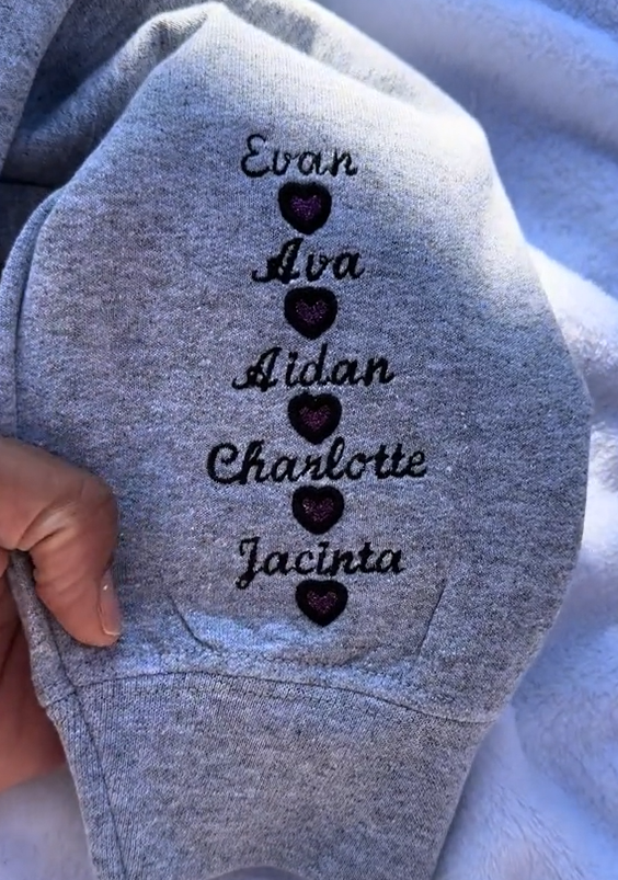 Mama trägt ihr Herz auf dem Ärmel – Individuell besticktes T-Shirt, Pailletten-Sweatshirt – Geschenk für Mama und Oma