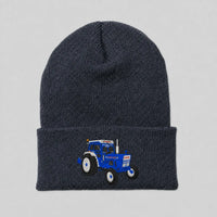 Bestickte umgeschlagene Beanie mit individuellem Traktorenmotiv - personalisiertes Geschenk für Landwirte & Traktorenliebhaber