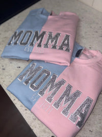 Individuell gestaltetes, zweifarbiges, schimmerndes, besticktes Mama-Sweatshirt, das mit dem Namen Ihres Kindes bestickt werden kann