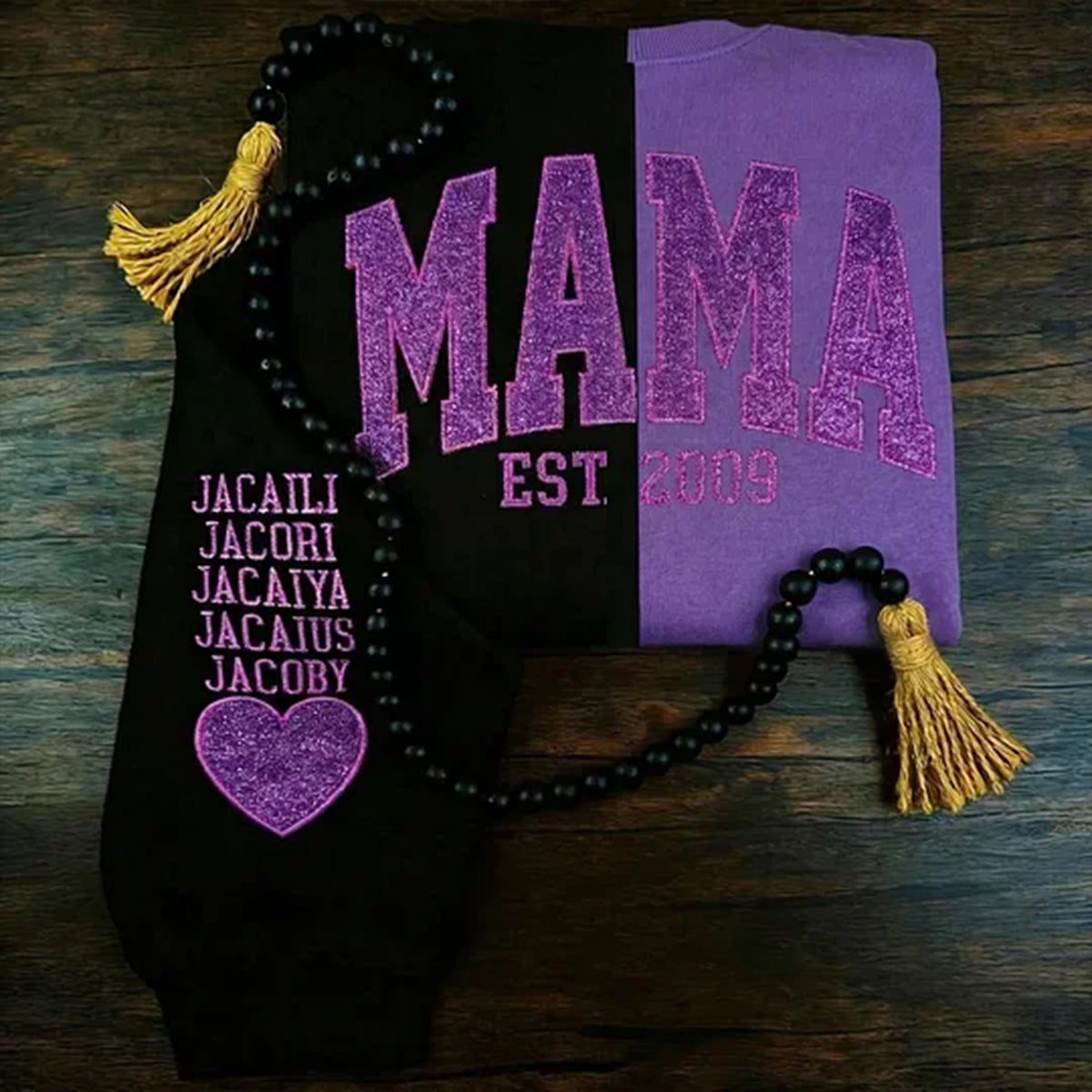 Individuell gestaltetes, zweifarbiges, schimmerndes, besticktes Mama-Sweatshirt, das mit dem Namen Ihres Kindes bestickt werden kann