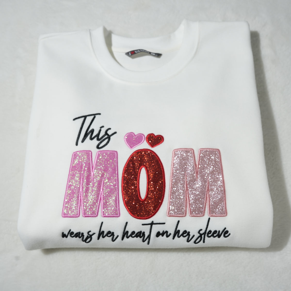 Pailletten-Sweatshirt „Herz auf dem Ärmel“ – Personalisierbares Mama-Sweatshirt mit Kindernamen