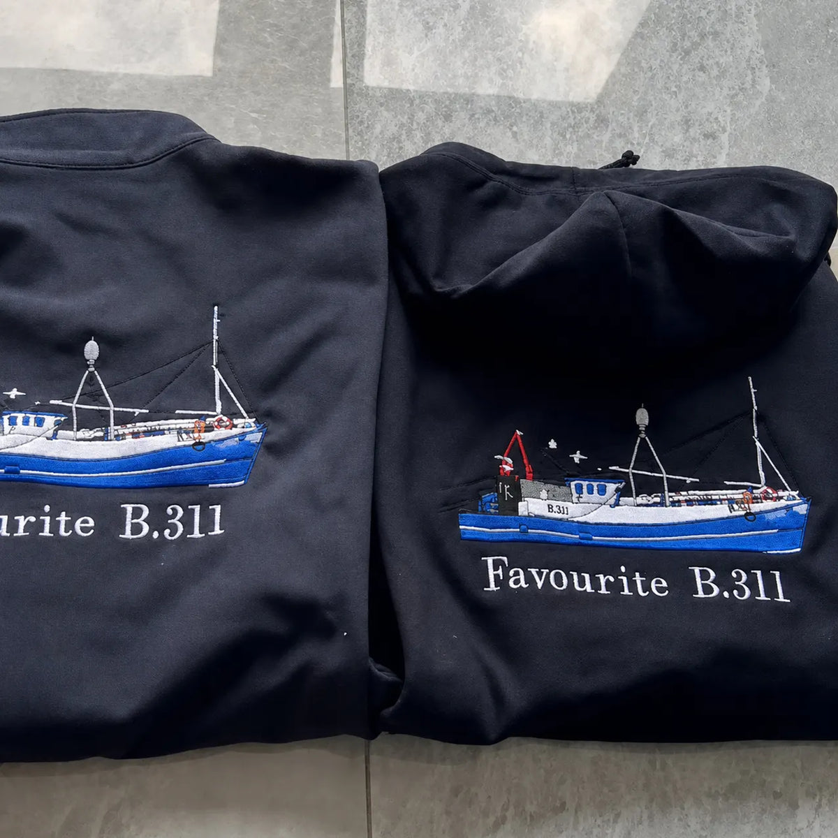 Bestickter Hoodie mit individuellem Bootsbild - personalisierter Hoodie für Bootsbesitzer & Kapitäne