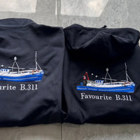 Bestickter Hoodie mit individuellem Bootsbild - personalisierter Hoodie für Bootsbesitzer & Kapitäne