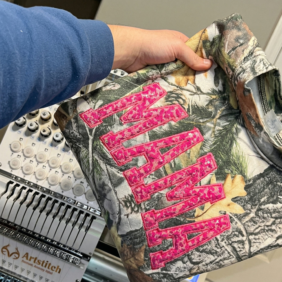 Personalisiertes Pailletten-Sweatshirt MAMA mit Glitzerbuchstaben im Vintage-Stil – das perfekte Muttertagsgeschenk für Mama