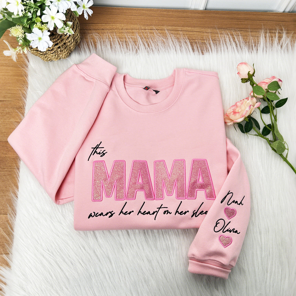 Mama trägt ihr Herz auf dem Ärmel – Individuell besticktes T-Shirt, Pailletten-Sweatshirt – Geschenk für Mama und Oma