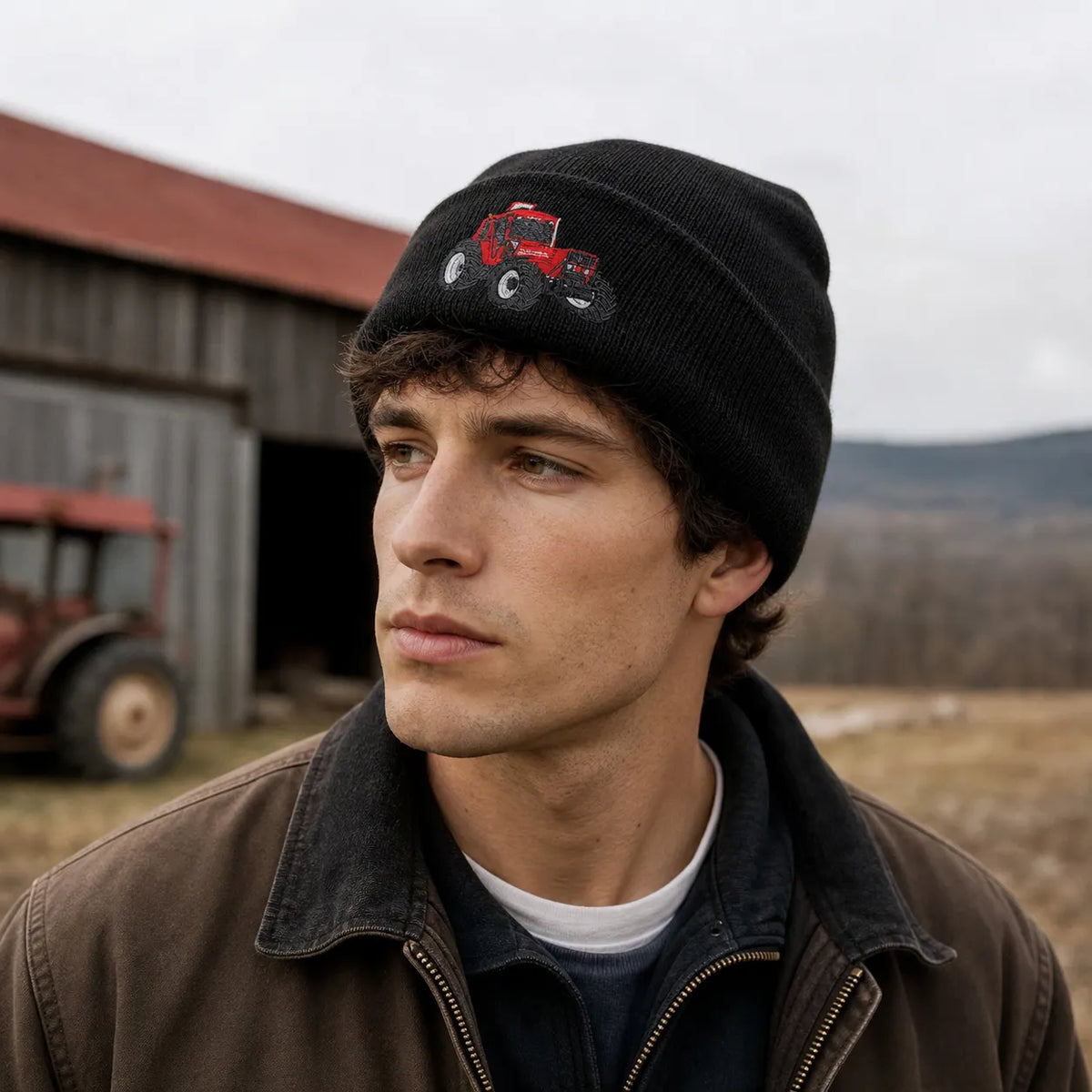 Bestickte umgeschlagene Beanie mit individuellem Traktorenmotiv - personalisiertes Geschenk für Landwirte & Traktorenliebhaber