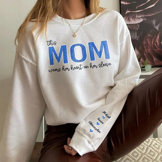 Mama trägt ihr Herz auf dem Ärmel – Individuell besticktes T-Shirt, Pailletten-Sweatshirt – Geschenk für Mama und Oma