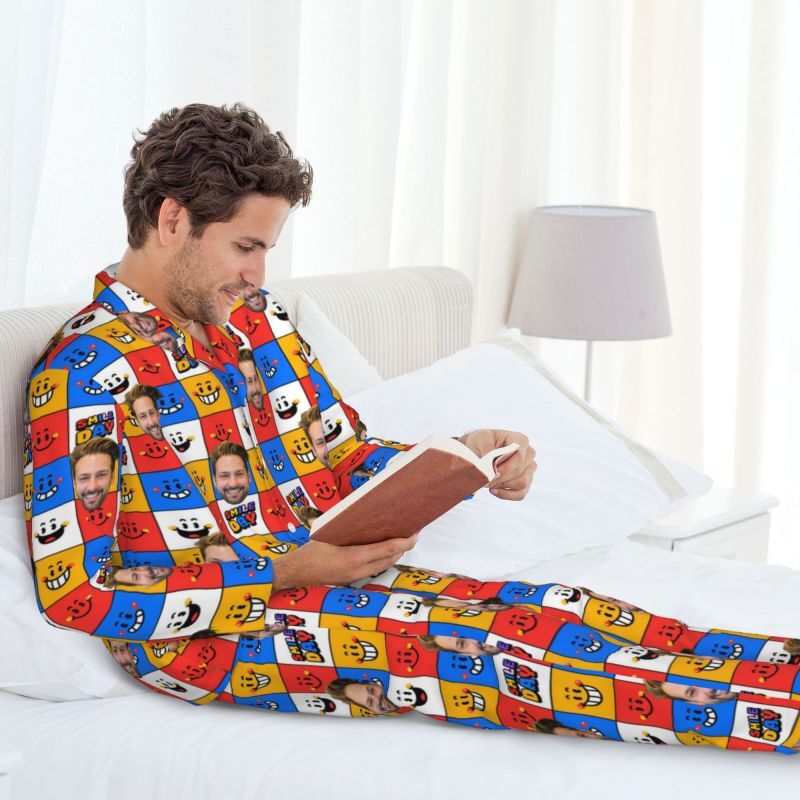 Personalisierter Pyjama mit individuellem Foto, farbenfrohes kleines Emoticon-Block-Design, lebendiges Geschenk für die Familie