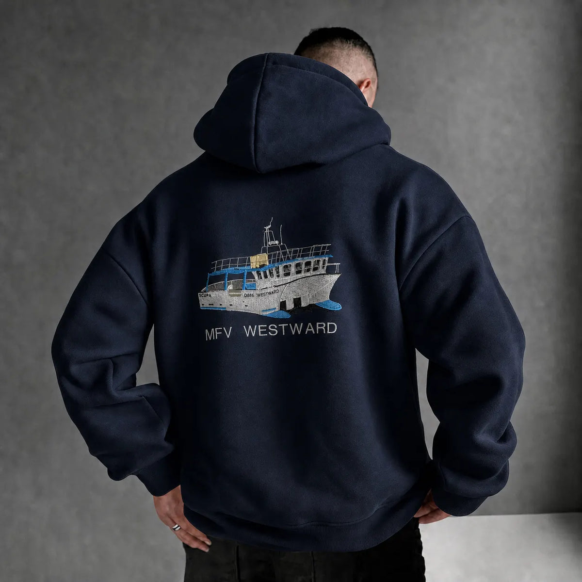 Bestickter Hoodie mit individuellem Bootsbild - personalisierter Hoodie für Bootsbesitzer & Kapitäne