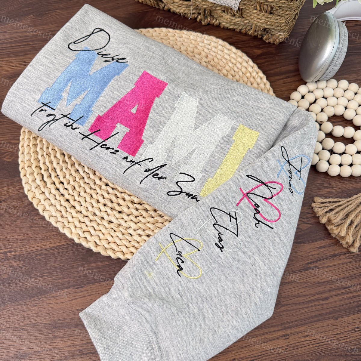 [Stickerei] Individuell besticktes Sweatshirt „Mama trägt ihr Herz auf dem Ärmel“, Muttertagsgeschenk