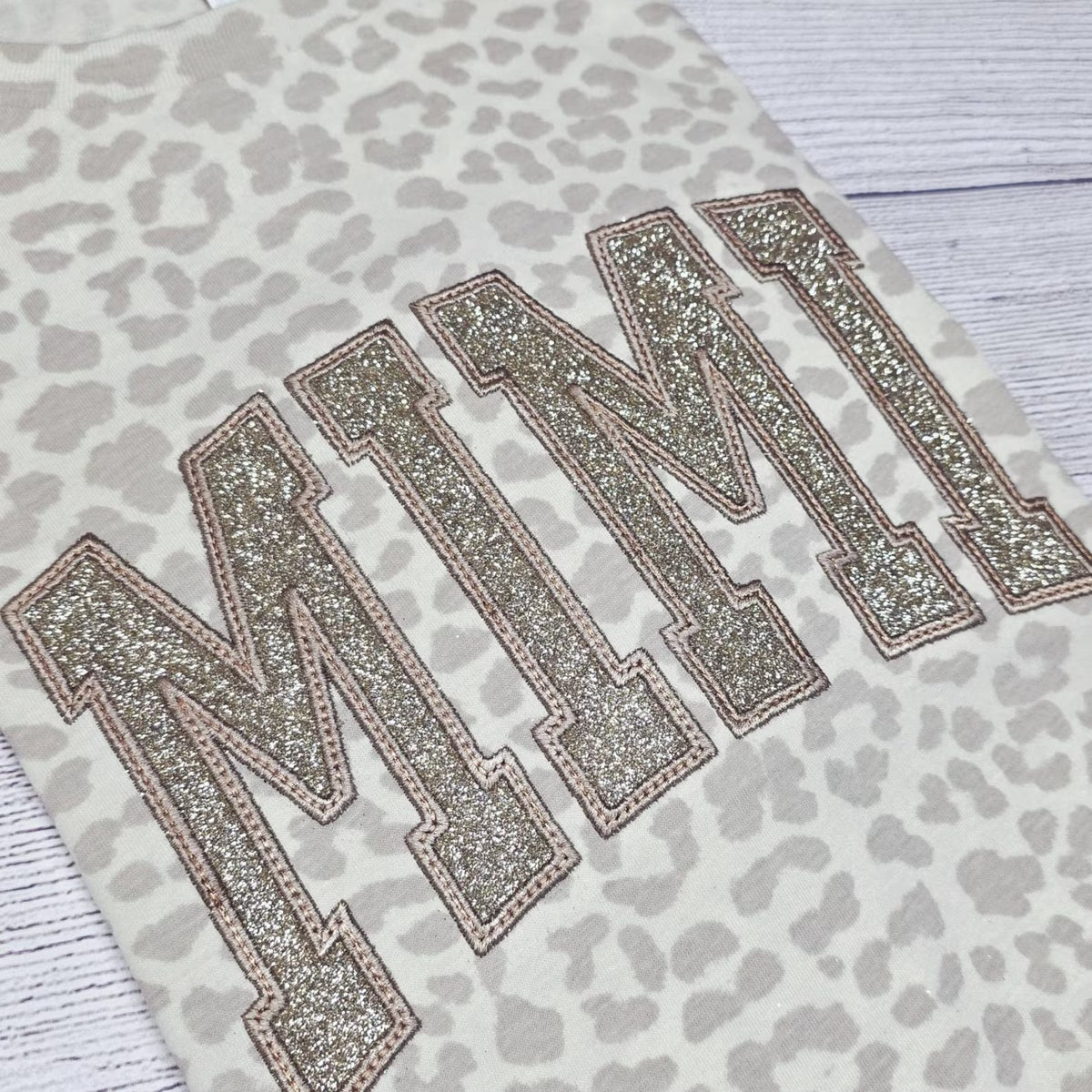 Besticktes Leoparden-Mama-Shirt, schwarzes Glitzer-T-Shirt, einfarbiges Muttertagsgeschenk für Mama