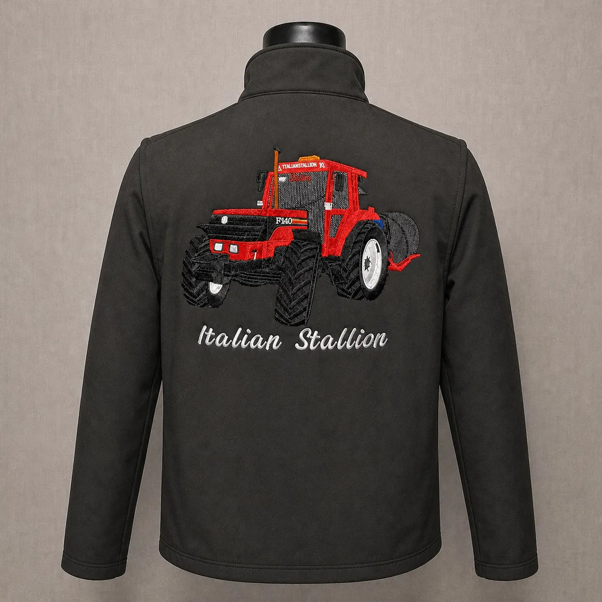 Bestickte Softshell-Jacke mit individuellem Traktorenmotiv - personalisiertes Traktoren-Design & individueller Text